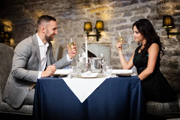 Casal comemorando no restaurante — Fotografia de Stock
