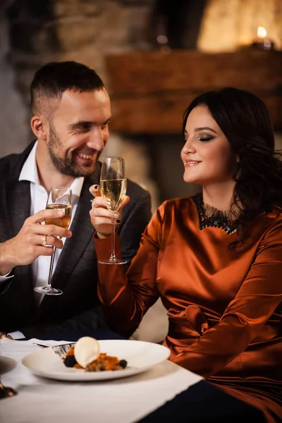 Couple célébrant au restaurant — Photo