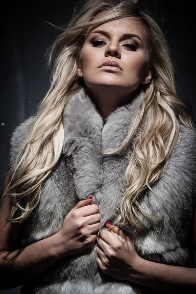 Senhora de casaco de pele — Fotografia de Stock