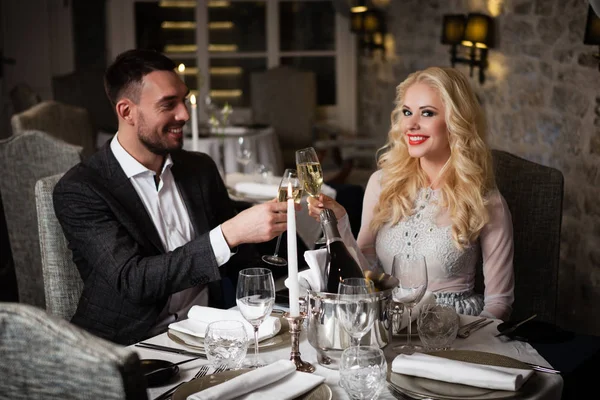 Casal comemorando no restaurante — Fotografia de Stock