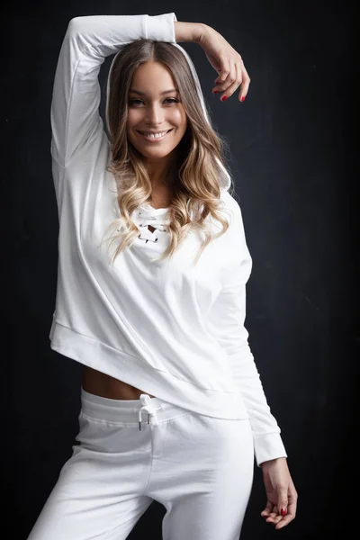 Mujer en traje deportivo blanco — Foto de Stock