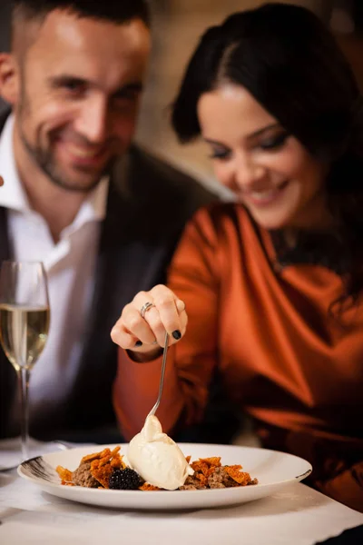 Пара святкує в ресторані — стокове фото