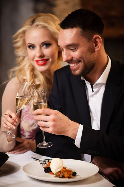 Casal comemorando no restaurante — Fotografia de Stock