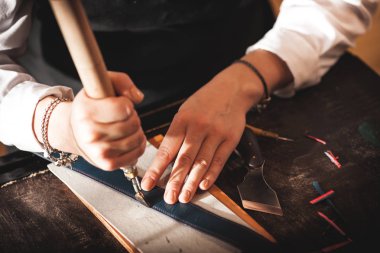 Deri el çantası ustası