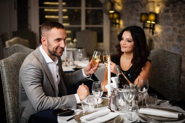 Casal comemorando no restaurante — Fotografia de Stock