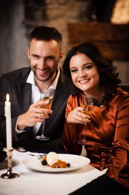 restoranda kutlayan çift