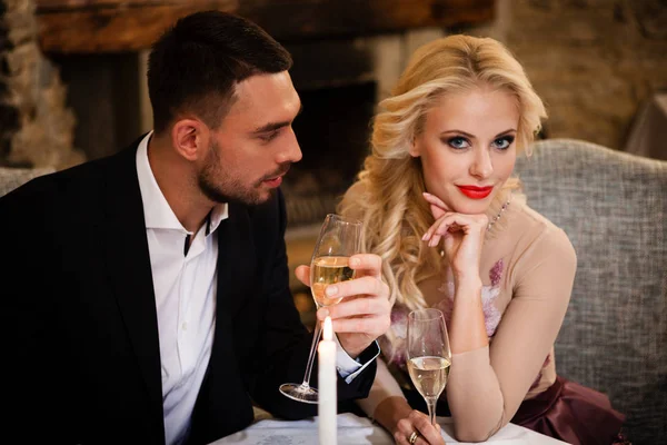 Paar feiert in Restaurant — Stockfoto
