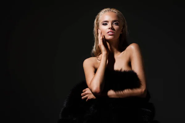 Blond vlasy na grey — Stock fotografie