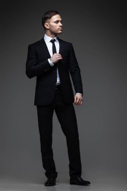 Takım elbiseli adam.