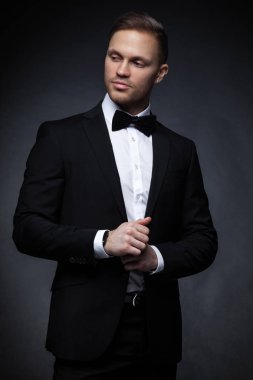 Takım elbiseli adam.