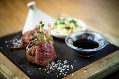 Kuzu pirzolası kuskus ile