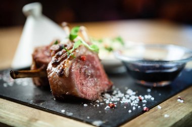 Kuzu pirzolası kuskus ile