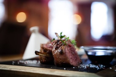 Kuzu pirzolası kuskus ile