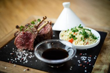 Kuzu pirzolası kuskus ile