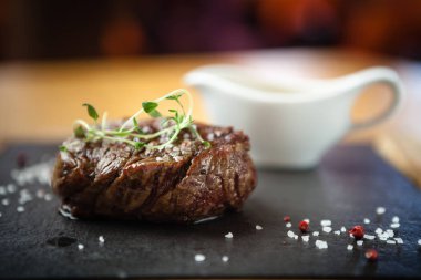 Beyaz şarap soslu haşlanmış midye.