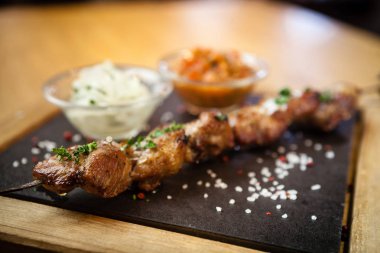 Beyaz şarap soslu haşlanmış midye.