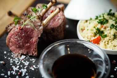 Kuzu pirzolası kuskus ile