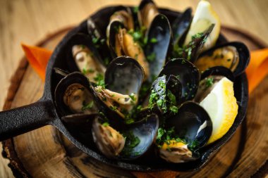 Buğulanmış midye sos ile