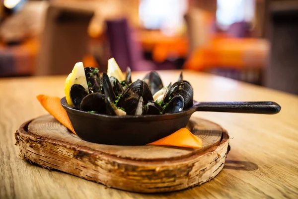 Cozze al vapore con condimento — Foto Stock