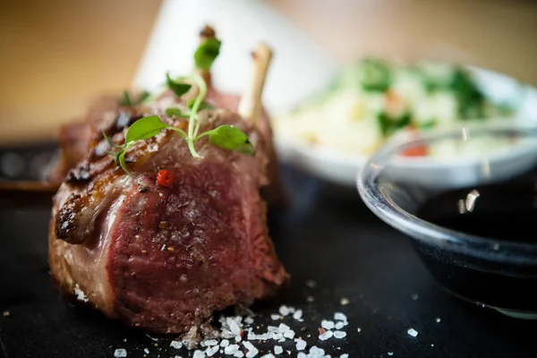 Chuletas de cordero con cuscús — Foto de Stock