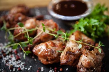 Soslu tavuk kanadı.