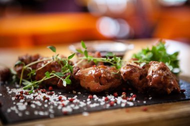 Soslu tavuk kanadı.