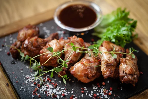 Chicken Wings mit Sauce — Stockfoto