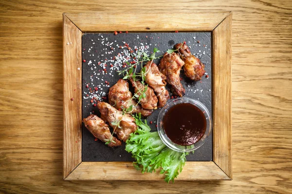 Ailes de poulet avec sauce — Photo