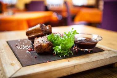 Domuz eti göğüs kaburga üzerinde