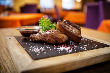 Domuz eti göğüs kaburga üzerinde