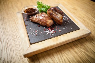 Domuz eti göğüs kaburga üzerinde