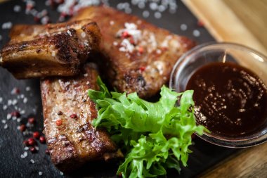 Domuz eti göğüs kaburga üzerinde