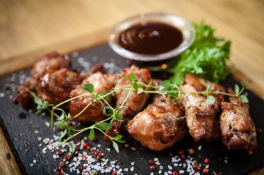 Soslu tavuk kanadı.