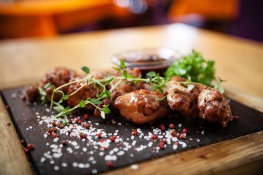 Soslu tavuk kanadı.