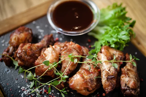 Chicken Wings mit Sauce — Stockfoto