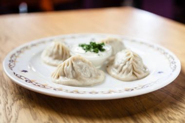 Bir plaka üzerinde geleneksel mantı