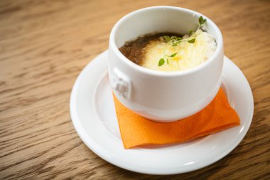 Fransız soğan çorbası