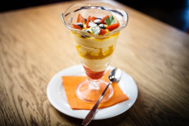 Mango ve süzme peynir tatlısı