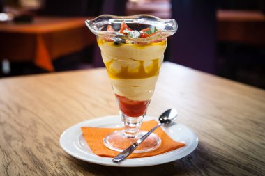 Mango ve süzme peynir tatlısı