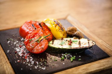 Taş bir tahta üzerinde ızgara sebze