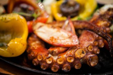 Sebze ile haşlanmış ahtapot