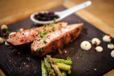 Kızarmış ördek göğsü