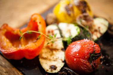 Taş bir tahta üzerinde ızgara sebze