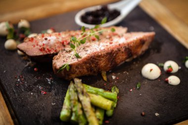 Kızarmış ördek göğsü