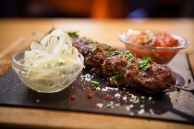 Lula kebap domates salsa ile