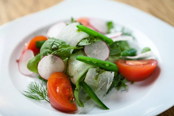 Salada fresca em uma chapa — Fotografia de Stock