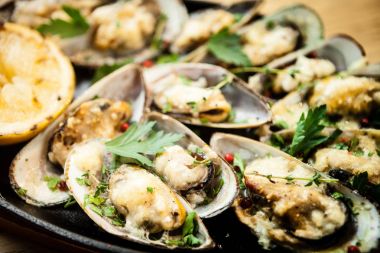 Peynirli fırında midye