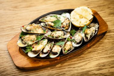 Peynirli fırında midye