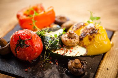 Taş bir tahta üzerinde ızgara sebze