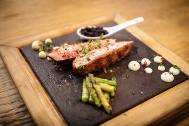 Kızarmış ördek göğsü